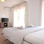 Lena. Apartment Premantura