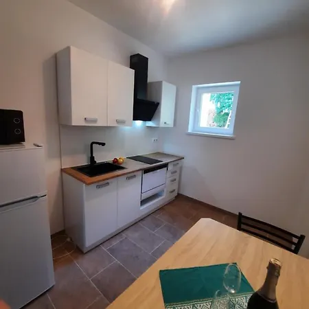 Lena. Apartment Premantura