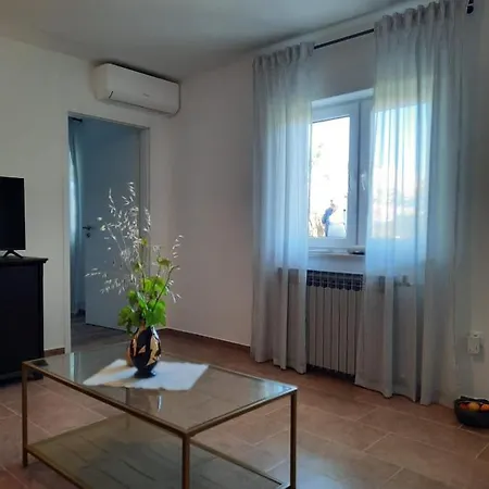 Apartment Lena. Premantura